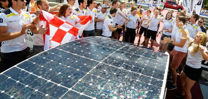 Dubbel succes: Nuon Solar Team TU Delft én Solar Team TU Eindhoven winnen beide World Solar Challenge!